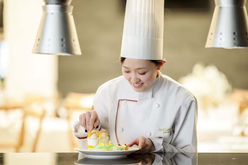 レモンとメロンを使用したスイーツ8種と、総料理長監修のセイボリー&軽食6種の充実ラインナップ!「グラマシーアフタヌーンティー~Spring Collection~」新発売