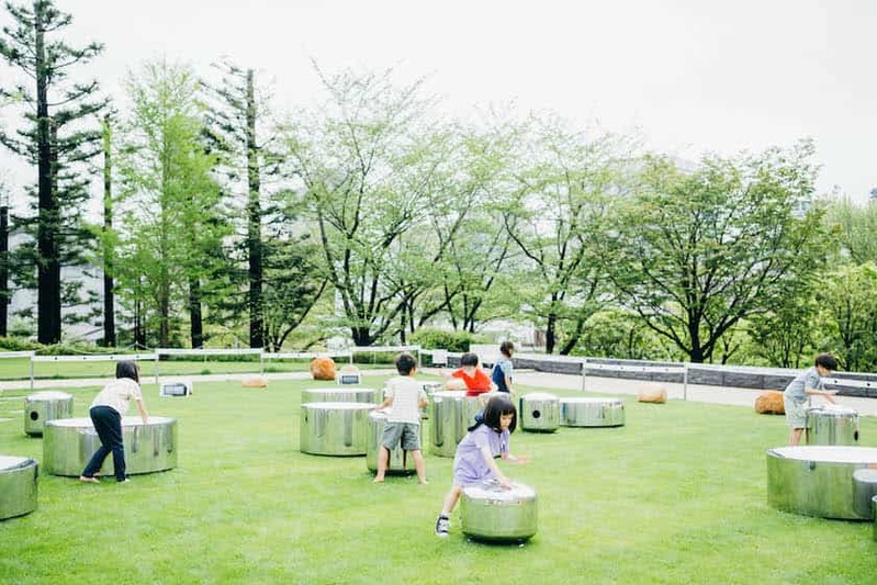 ゴールドウインが野外で子どもと遊べるイベントを東京ミッドタウンの芝生広場で開催