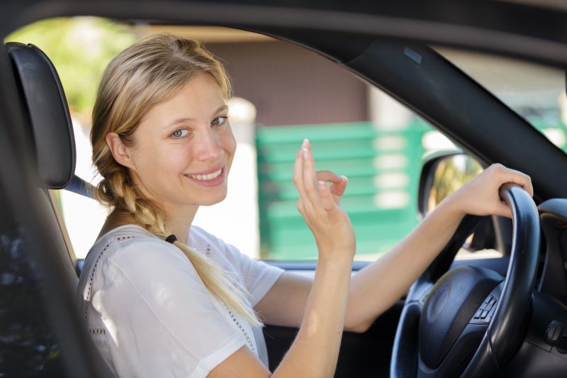 【くるまTips】車の正しい運転姿勢を解説！疲労軽減や腰痛予防に効果あり