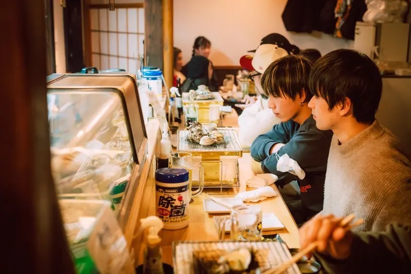 海鮮焼きも焼肉も両方楽しめる期待の新店!『でこせまき』
