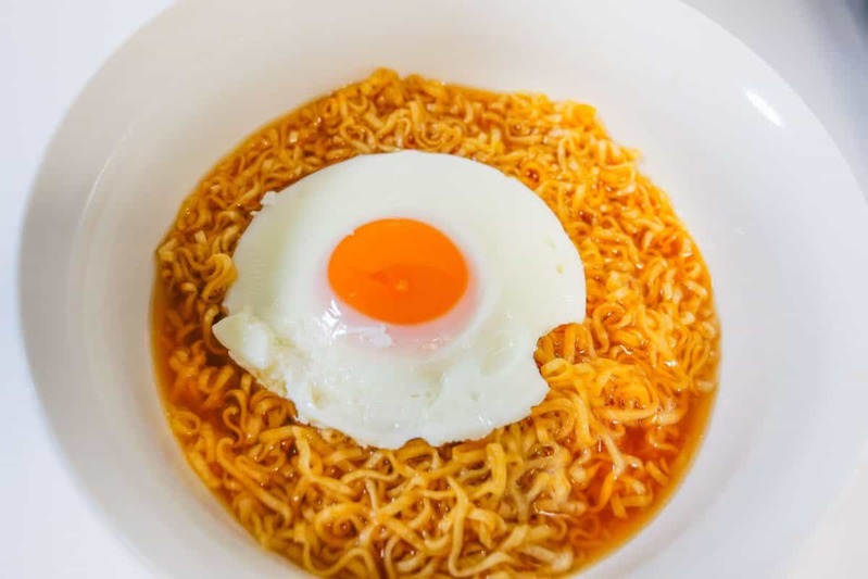 0秒チキンラーメンに…　「あるもの」を入れてお湯で戻したら激ウマだった