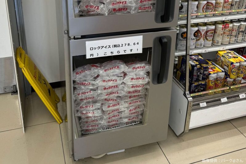 一見普通のコンビニ店内、隠れた秘密にギョッとする　氷売り場の正体が「気づかなかった」と話題に…