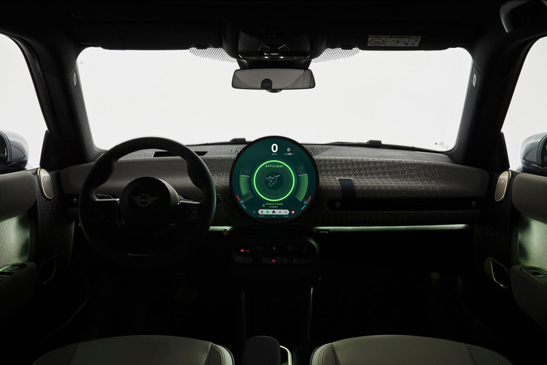 MINI COOPER 10年ぶりのフルモデルチェンジ。EVもラインアップに追加されライフスタイルのトレンド「シンプリシティ」でデザイン