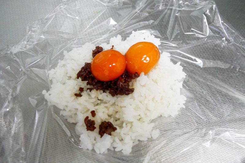 『相葉マナブ』家でできる、あの「名店おにぎり」作り方 もっちりする“卵黄”が最高