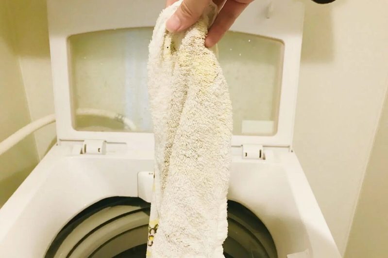 ダイソーのコレを洗濯機に入れたら… “あまりに酷い現状”を知り反省した