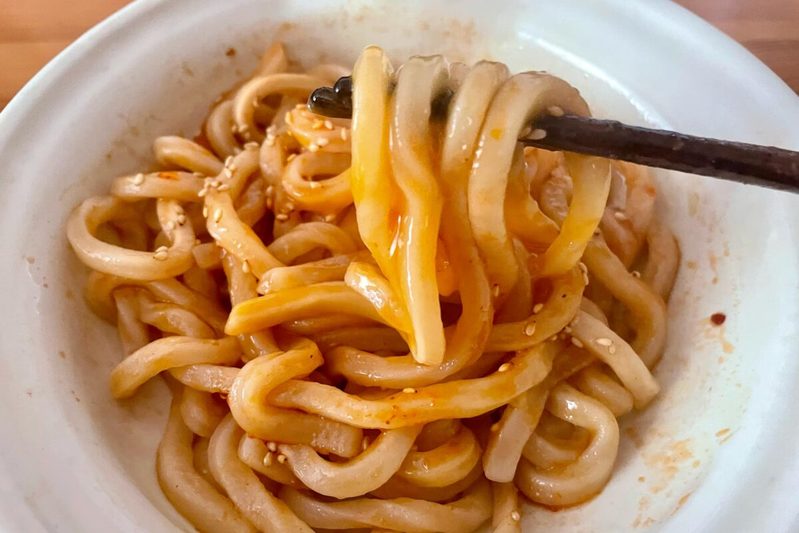 まるみキッチンの「ヤンニョム風うどん」が最高　家にある調味料だけで本格的な味に