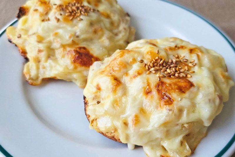 「とろ〜り最高…」 新玉ねぎとチーズのトーストが簡単すぎて神ウマだった