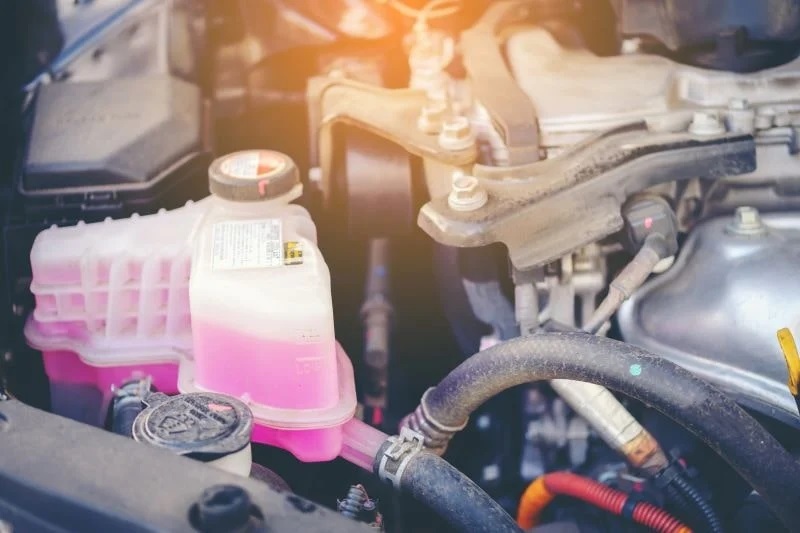 愛車の“お漏らし”は故障のサイン?水たまりの色と匂いで分かる、トラブルの予兆