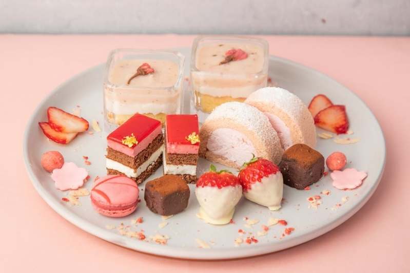 電車を眺めながらお花見気分!? 桜ブランマンジェに桜ケーキ…etc.サクラサク和洋折衷ティータイムが楽しめる「chano-ma 秋葉原 さくらアフタヌーンティーセット」登場！