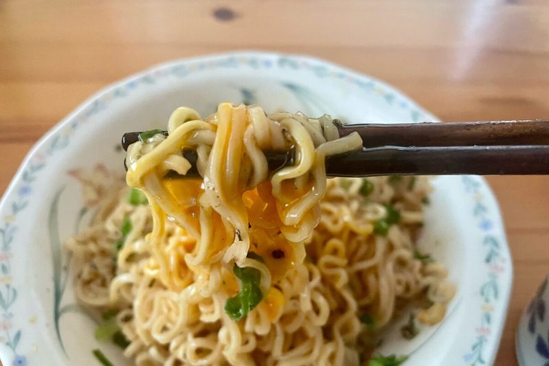 リュウジ氏の「ガリバタ油そば」が激ウマ　サッポロ一番しょうゆラーメンの絶品アレンジ