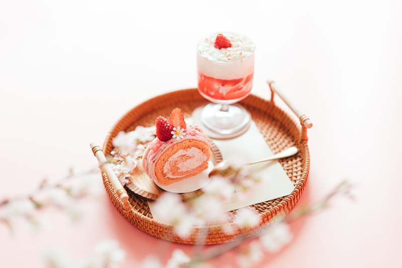 【SNSで話題の「雲ノ茶カフェ」が、苺と桜をテーマにした新作スイーツを販売開始】桜の季節を迎え、多くの観光客が訪れる京都で店舗ごとに春色スイーツが期間限定で登場