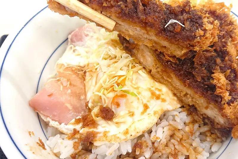 かつやの見せない美学とは……　ソースカツ丼に隠されたベーコンエッグをのぞき見してきた