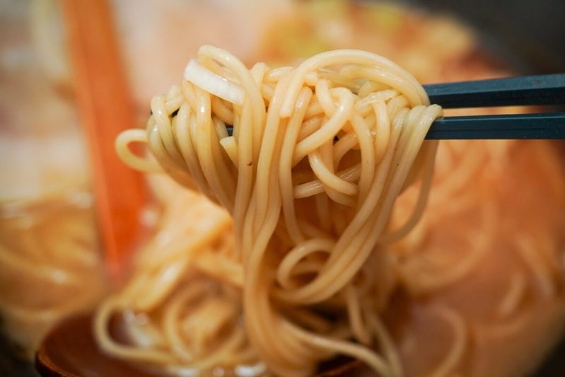 宮川大輔が“熊本ラーメン”の魅力に気づいた一杯　「熊本ラーメン 桂花」を実際に食べてみた