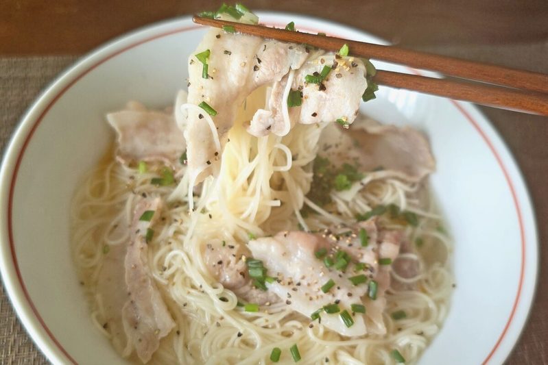 余ったそうめんをワンパン調理　少ない材料で作れる「鶏ガラ豚そうめん」が最高