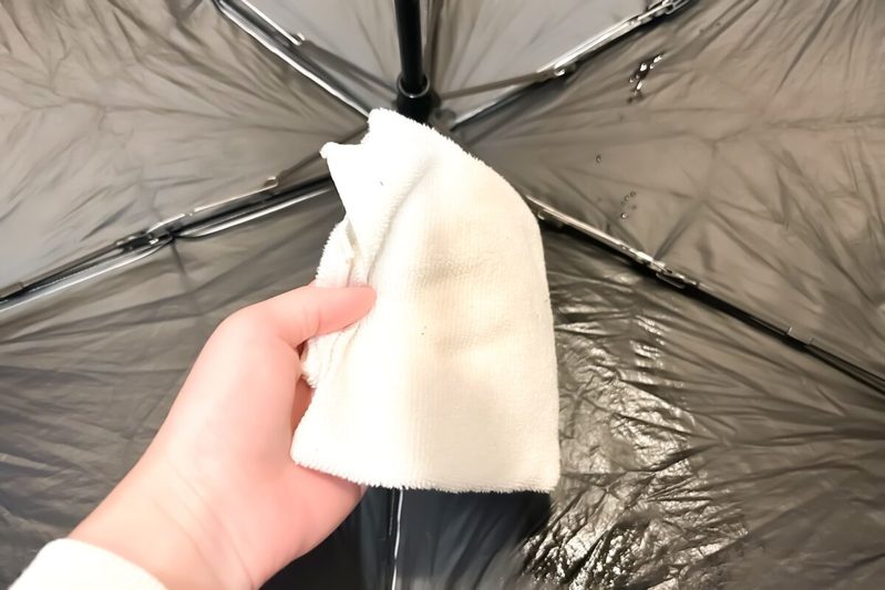 傘の“内側”を拭いたらゾッとした… その「正体」に驚愕、乾かすだけじゃダメだった
