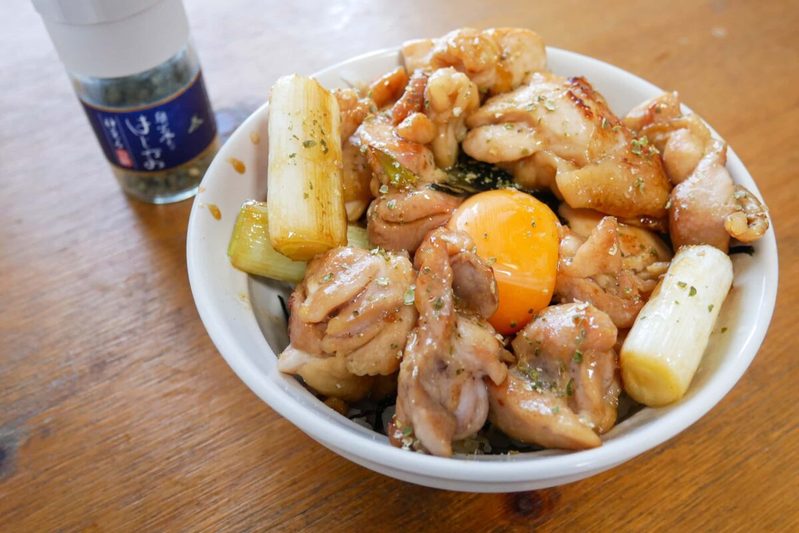 うなぎの次はこれ食べて　蒲焼のタレで作る鶏もも肉の激ウマ丼【頑張らない夏ごはん】