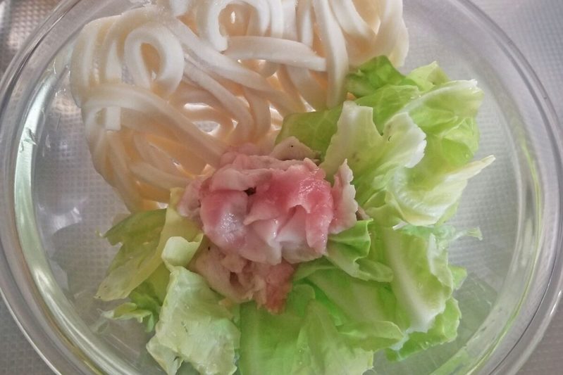 まみ氏の「豚キャベうどん」はレンチン1回だけで完成　シンプルだからこそヘビロテの味