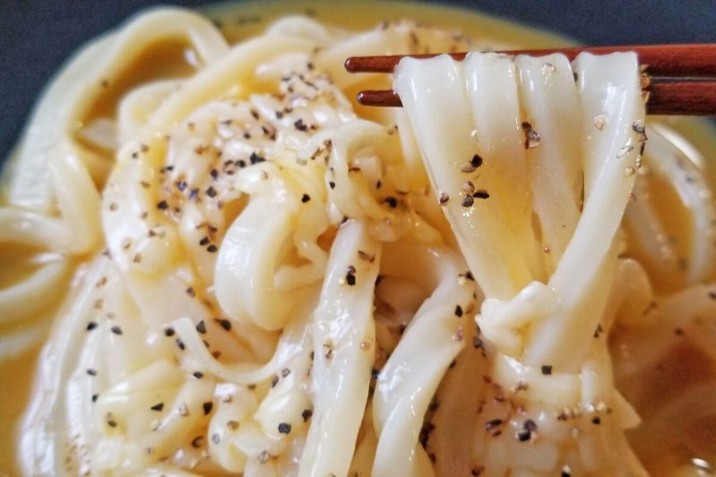 ハマごはんのやる気がなくても作れる「絶品たまごかけチーズうどん」　かつお節の香りがたまらない…