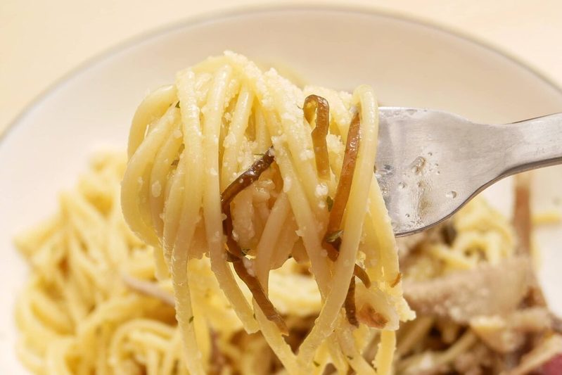 「電子レンジで茹でるパスタ」は本当に便利でおいしいのか　ダイソーの調理器を使ってみた