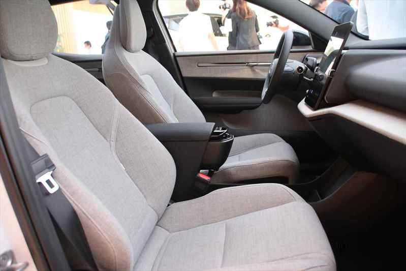 斬新なスタイルながらボルボらしさも散りばめられたデザインが魅力的! BEVのコンパクトSUV「ボルボEX30」発表