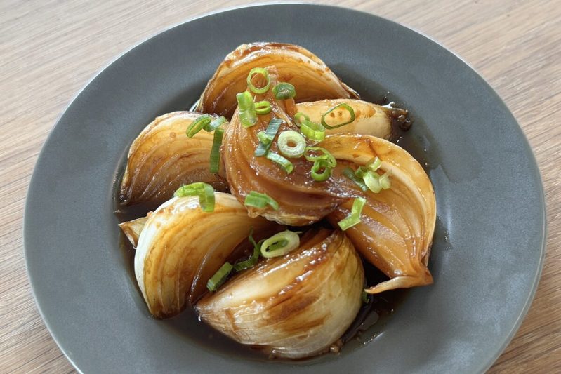 「焼くだけなのに感動」ロバート馬場の“新玉ねぎステーキ”が想像以上のウマさ