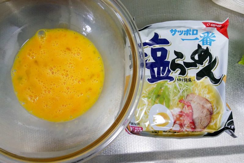 タイムマシーン3号・関太のサッポロ一番の食べ方「戦国塩侍」が豪快　お湯は「捨てます」