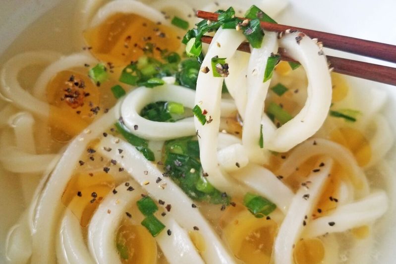 まるみキッチンの「やる気1％でウマ塩うどん」は常備調味料で作れる　シンプルながらパンチのある味