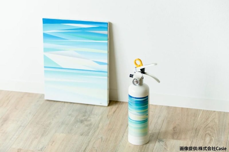 この消火器、何かがおかしい…　カラフルすぎるデザインに秘められた機能に目を疑う