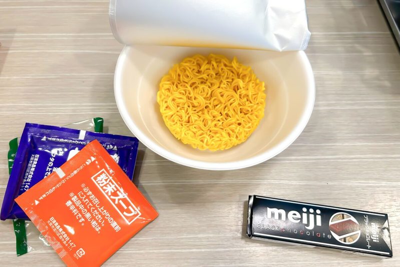 味噌カップ麺に「あのお菓子」を入れるだけ…　試したら「スープ全部飲み干したい」衝動に駆られた