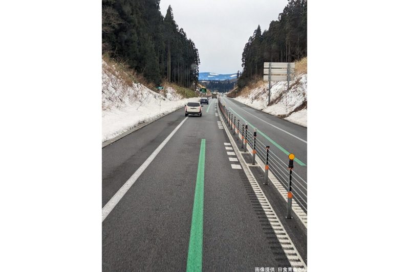 高速道路に引かれた「緑色の線」、正しい使い方を知ってる？　絶対に活用すべき理由があり…