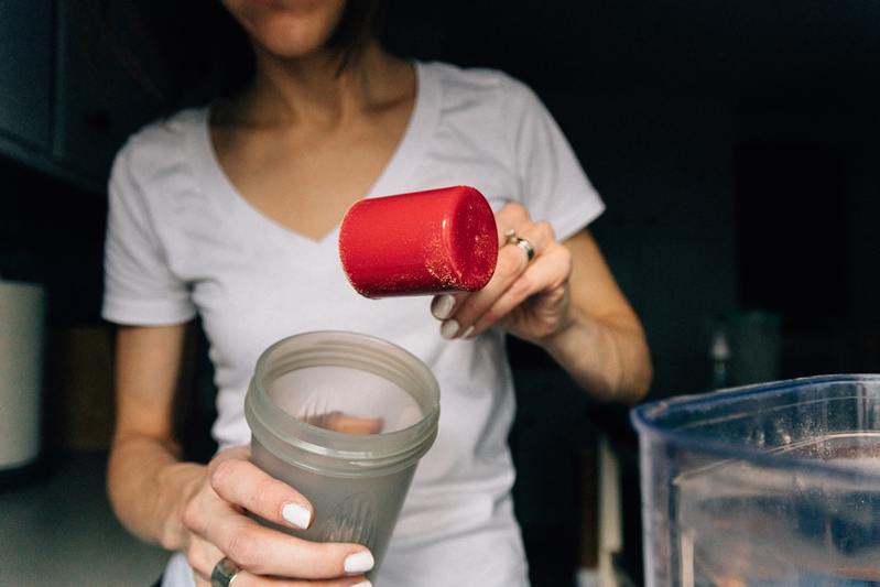 運動しない人がプロテインを飲むと太るって本当？プロテインの活用法を徹底解説！