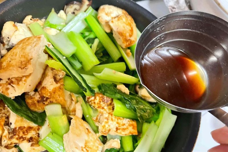 素材の美味しさ引き立つ「豆腐と小松菜の旨炒め」 肉なしでもメインを張るおかず