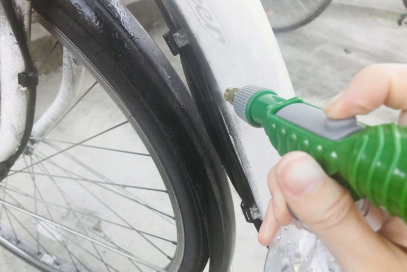 ダイソー、話題になった110円の“高圧洗浄機” スゴすぎる性能に改めて驚く…