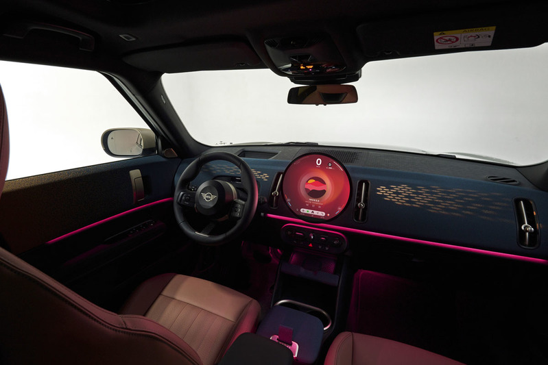 MINI COOPER 10年ぶりのフルモデルチェンジ。EVもラインアップに追加されライフスタイルのトレンド「シンプリシティ」でデザイン