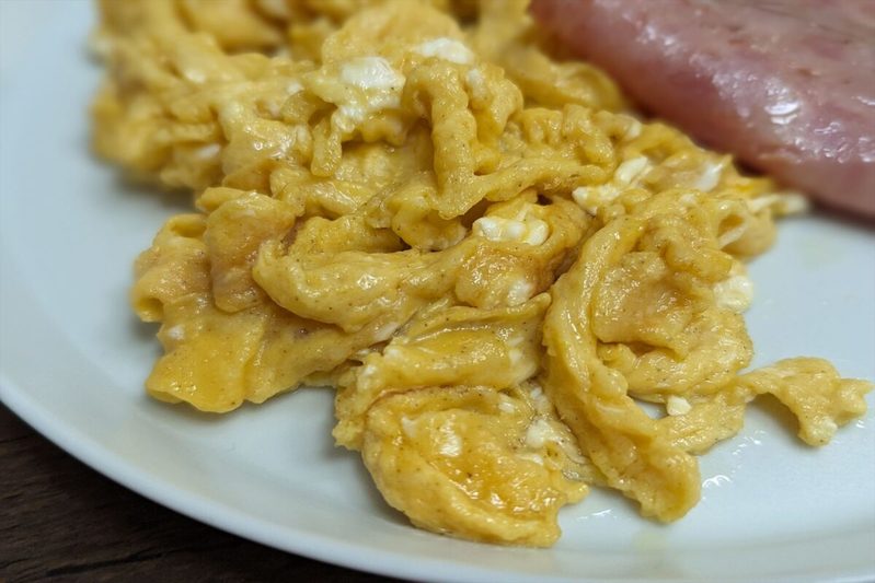 「スクランブルエッグを作るのに最高の油」がガチで最高だった　予想外のメリットも