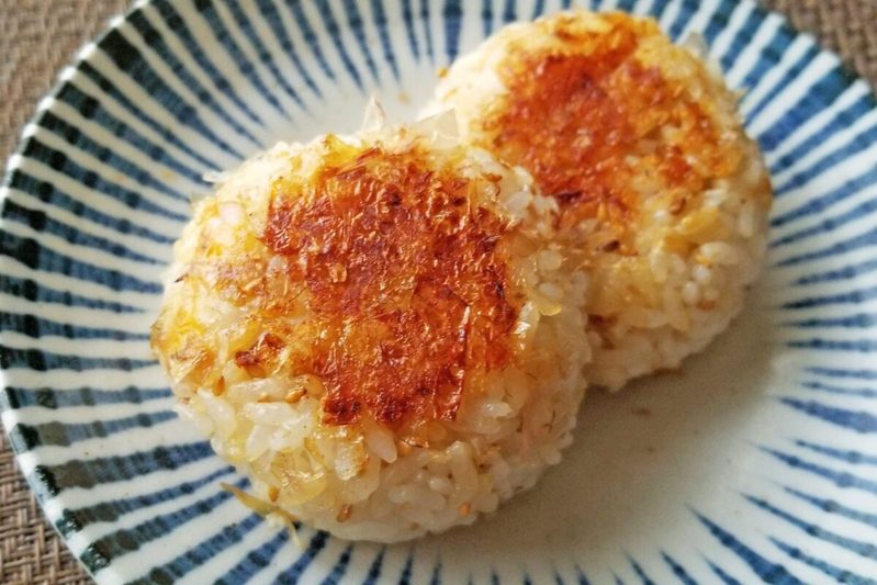 チーズとかつお節の相性が抜群　簡単なのにウマすぎる焼きおにぎり