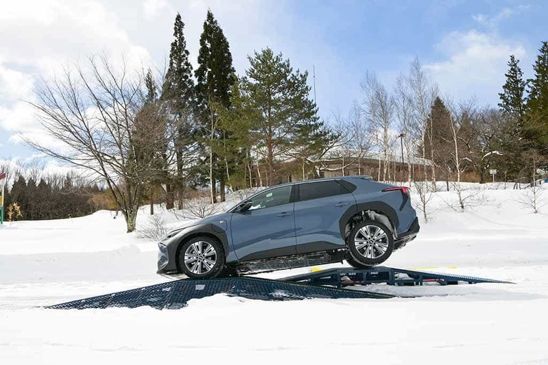 これってスバル車の中でも一番雪道で安定して走れるモデルかも!?「スバル ソルテラ」【河口まなぶ動画試乗インプレッション】