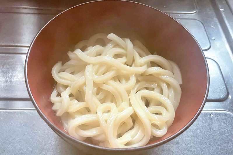 冷凍うどんが“シェフの味”に化ける ジョーさん。の「卵かけうどん」がシンプルなのに絶品