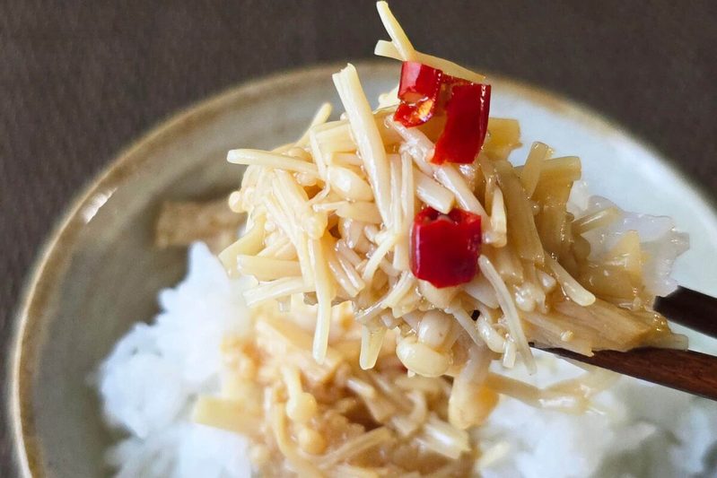 レンチンで爆ウマ! えのきで作る「ピリ辛おかず」でご飯何杯もいけちゃう
