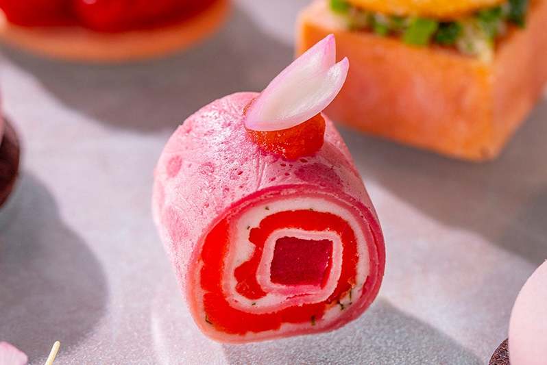 コンラッド東京、「桜ストロベリーのグレイスフル・アフタヌーンティー」を3月1日（水）より開催