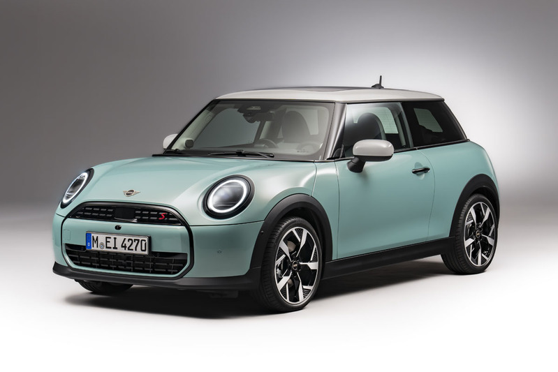 MINI COOPER 10年ぶりのフルモデルチェンジ。EVもラインアップに追加されライフスタイルのトレンド「シンプリシティ」でデザイン