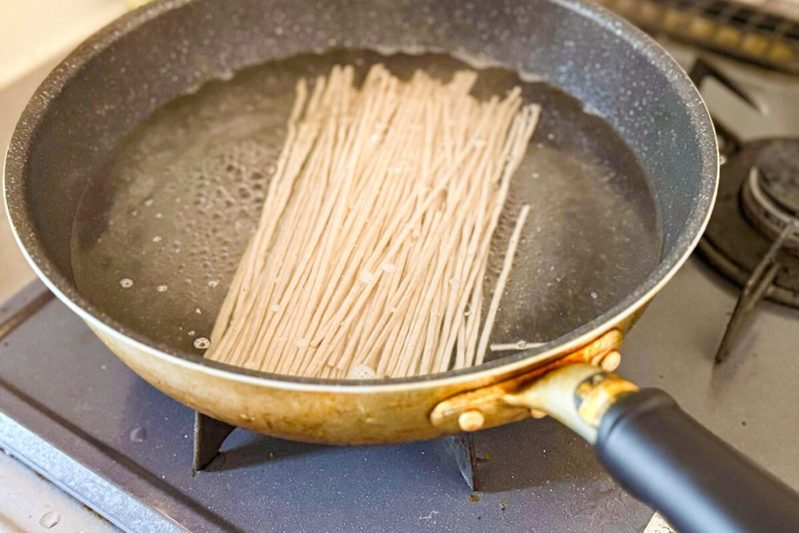 マツコの影響でスーパーから消えた「乾麺そば」　最高においしい“食べ方”に感動…