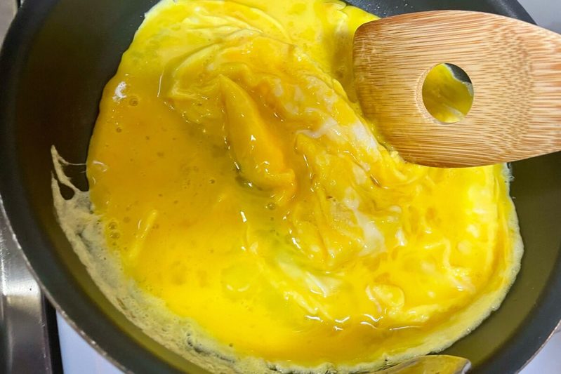 食事処さくらの「卵とカニカマのカレー炒め」はコクたっぷり　タイ料理っぽさが簡単に味わえる