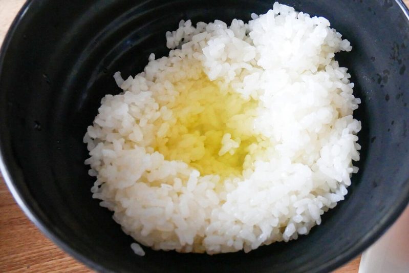 冷凍牛丼が劇的にウマくなる「アンジャ渡部の食べ方」 食べる前に“コレ”をする