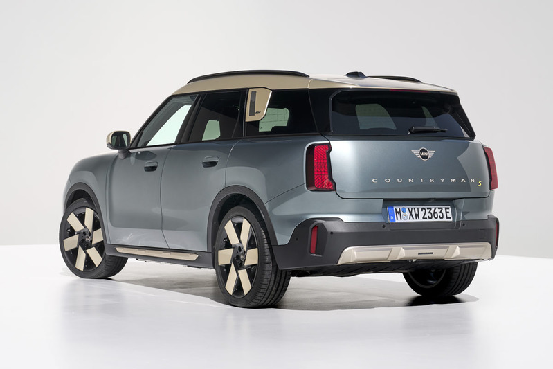 MINI COOPER 10年ぶりのフルモデルチェンジ。EVもラインアップに追加されライフスタイルのトレンド「シンプリシティ」でデザイン