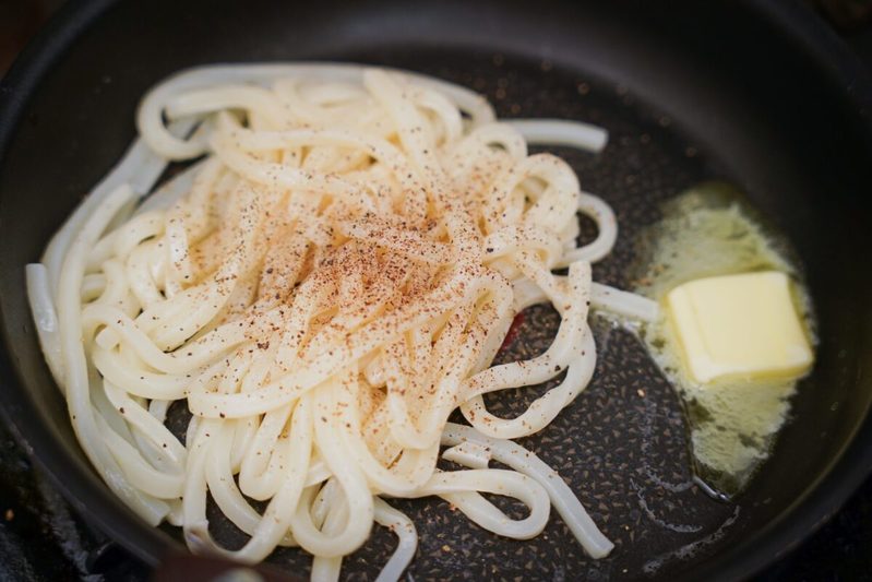 いとうあさこ考案の「冷凍うどん」の食べ方は簡単で激ウマ　フライパンで混ぜるだけで…