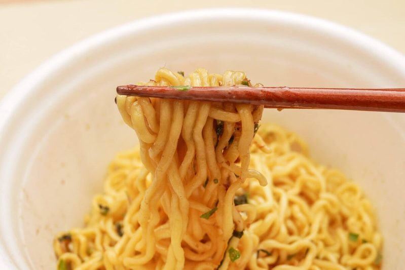 新トレンドの「釜玉まぜそば」がカップ麺に　エースコックの新商品がまろやかでクセになる味わい