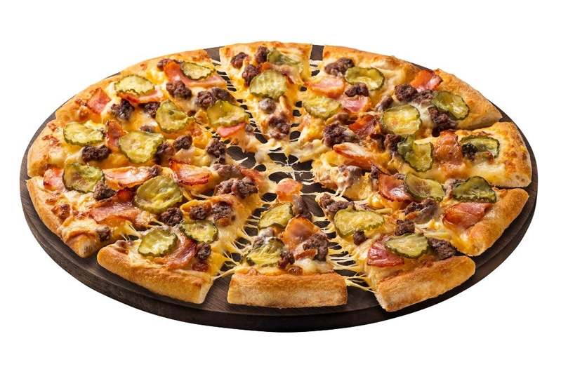 ドミノ・ピザ、バーガーの常識を変える究極のフュージョン！　食べてみよ！一見ピザ。食べるとバーガー。「うまい」と「うまい」の新感覚『バーガーピザ・クワトロ』 1月16日発売！