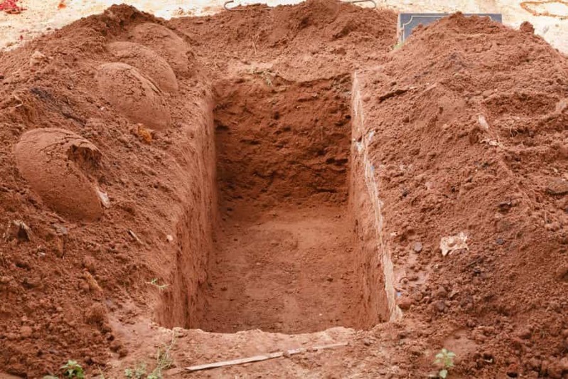 インドネシア、マスク着用を拒否した人に「墓地を使った奇妙な罰則」を科す。”墓掘り不足”も補える異例の措置!?
