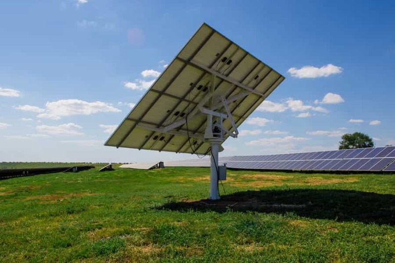 太陽の位置に関係なく効率よく光を集める！　逆ピラミッド型レンズの太陽光発電